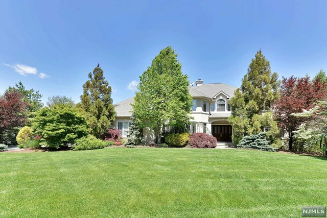 2 Hunter Rdg, Woodcliff Lake NJ 07677