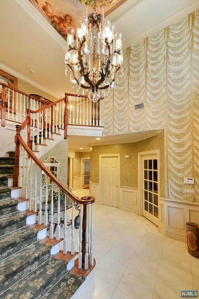 2 Hunter Rdg, Woodcliff Lake NJ 07677