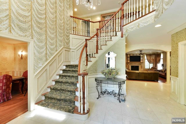 2 Hunter Rdg, Woodcliff Lake NJ 07677