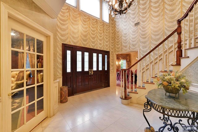 2 Hunter Rdg, Woodcliff Lake NJ 07677