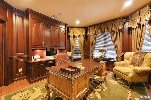 2 Hunter Rdg, Woodcliff Lake NJ 07677