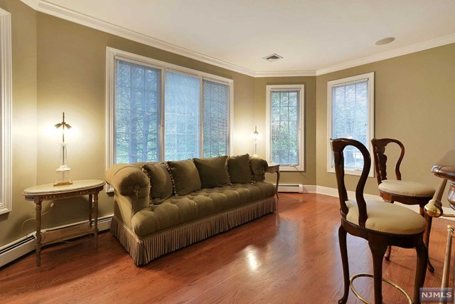 2 Hunter Rdg, Woodcliff Lake NJ 07677