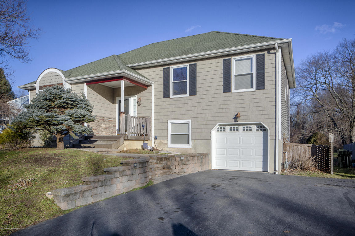 81 Holly Dr
