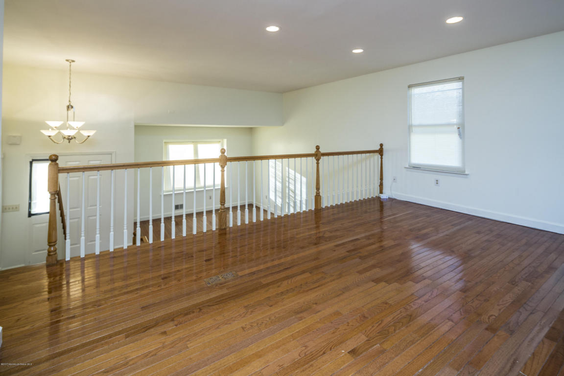 81 Holly Dr