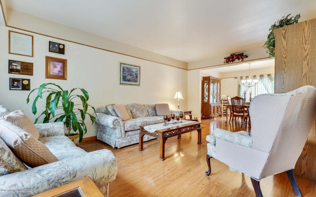 22 Meadowbrook Dr