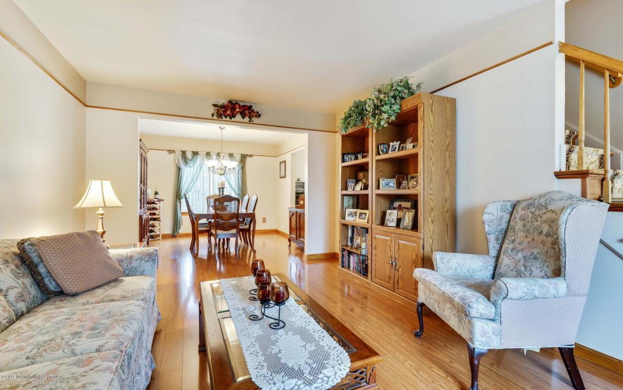 22 Meadowbrook Dr