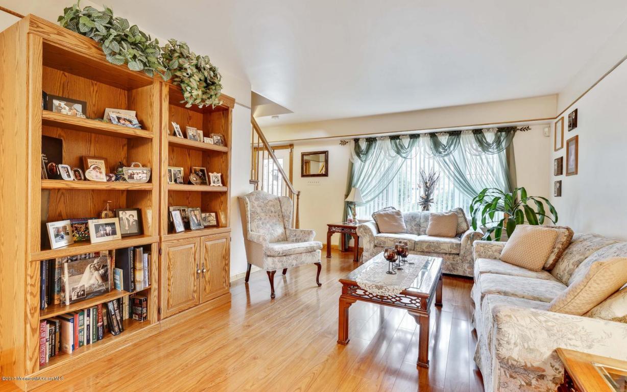 22 Meadowbrook Dr