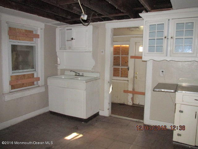 7 Roland St
