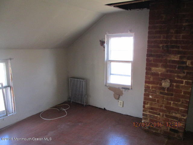 7 Roland St