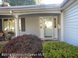 16 Kenwood Ln