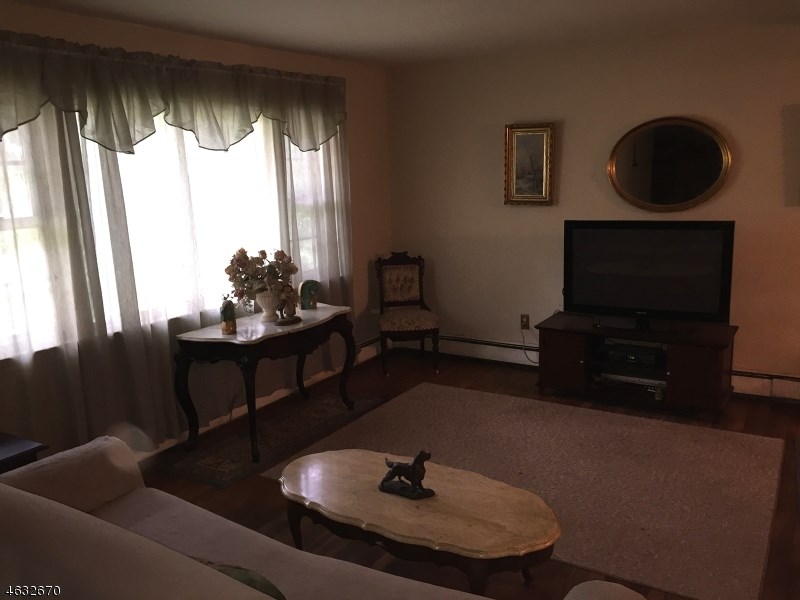 8 Arlington Dr Denville, NJ 07834