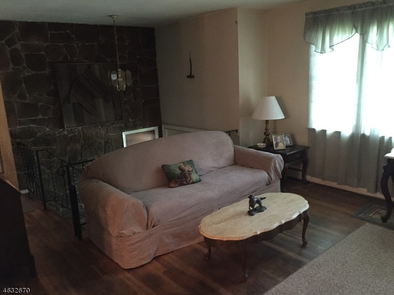 8 Arlington Dr Denville, NJ 07834
