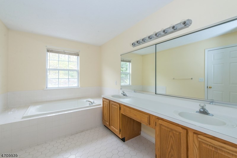 8 Witherspoon Ct