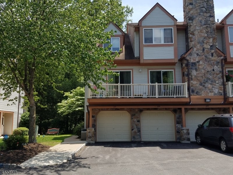 225 Woods Edge Dr Succasunna, NJ 07876