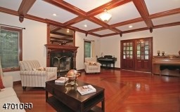 8 Wolf Hill Ter