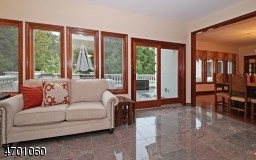 8 Wolf Hill Ter
