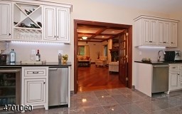 8 Wolf Hill Ter