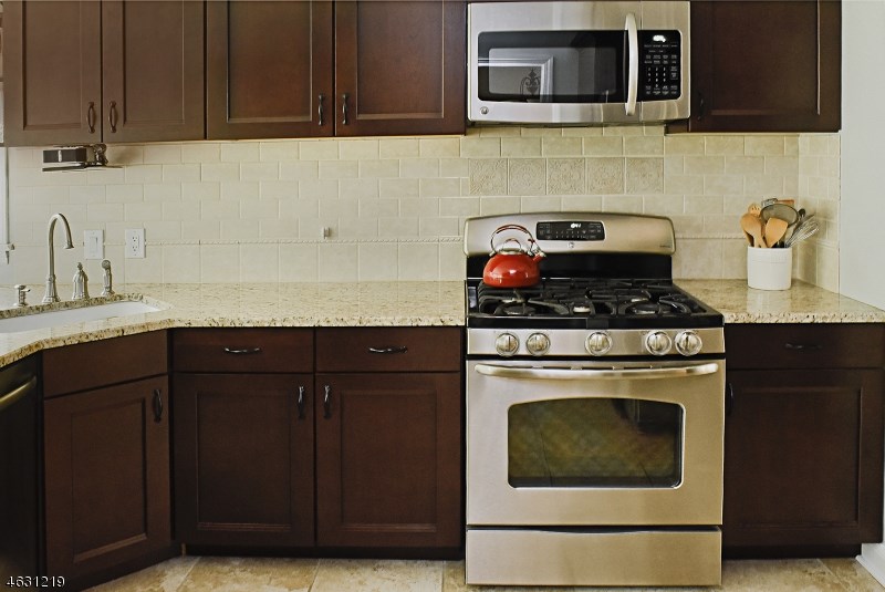 5 Highland Ct Morris Plains, NJ 07950