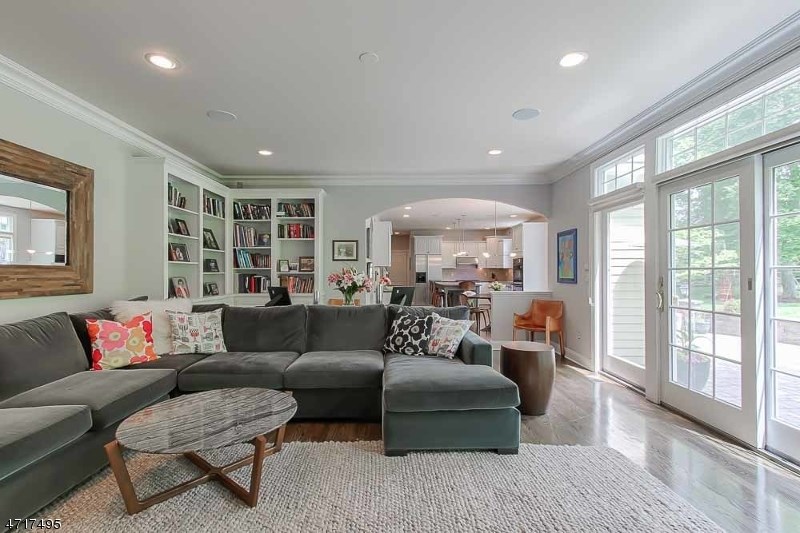 6 School House Ln