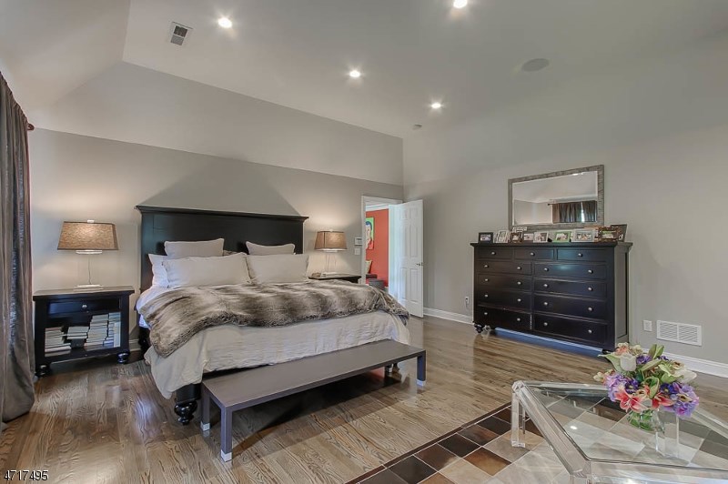 6 School House Ln