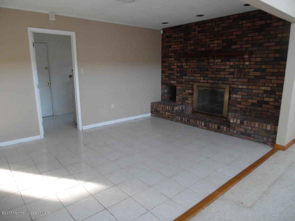 340 Hawthorne Ln