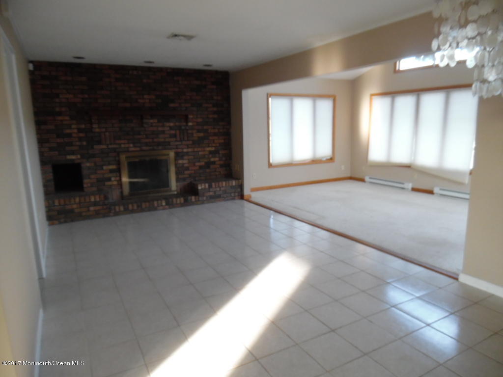 340 Hawthorne Ln