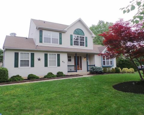 11 Edgewater Ct