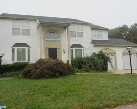 11 Edgewater Ct