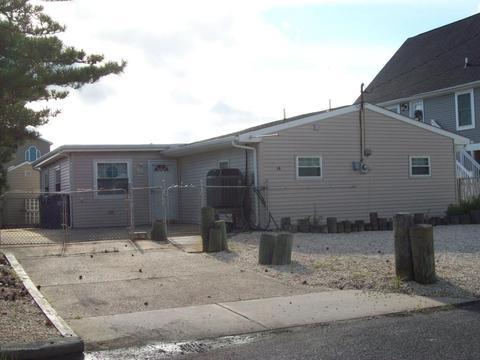 864 Center St