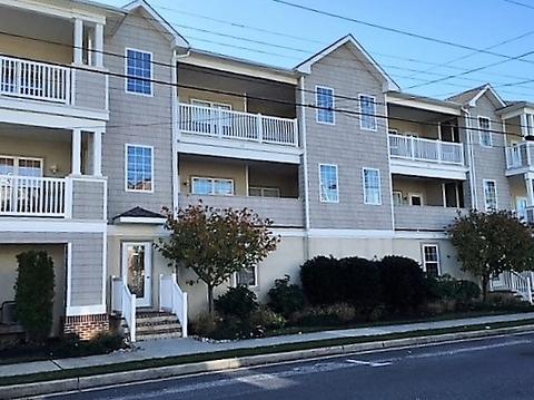 326 W Roberts Ave # 4
