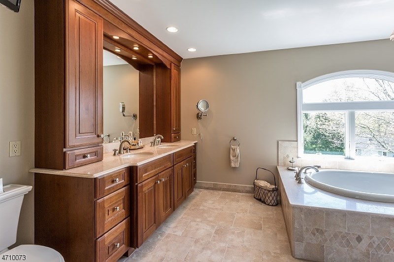 32 Grayson Dr