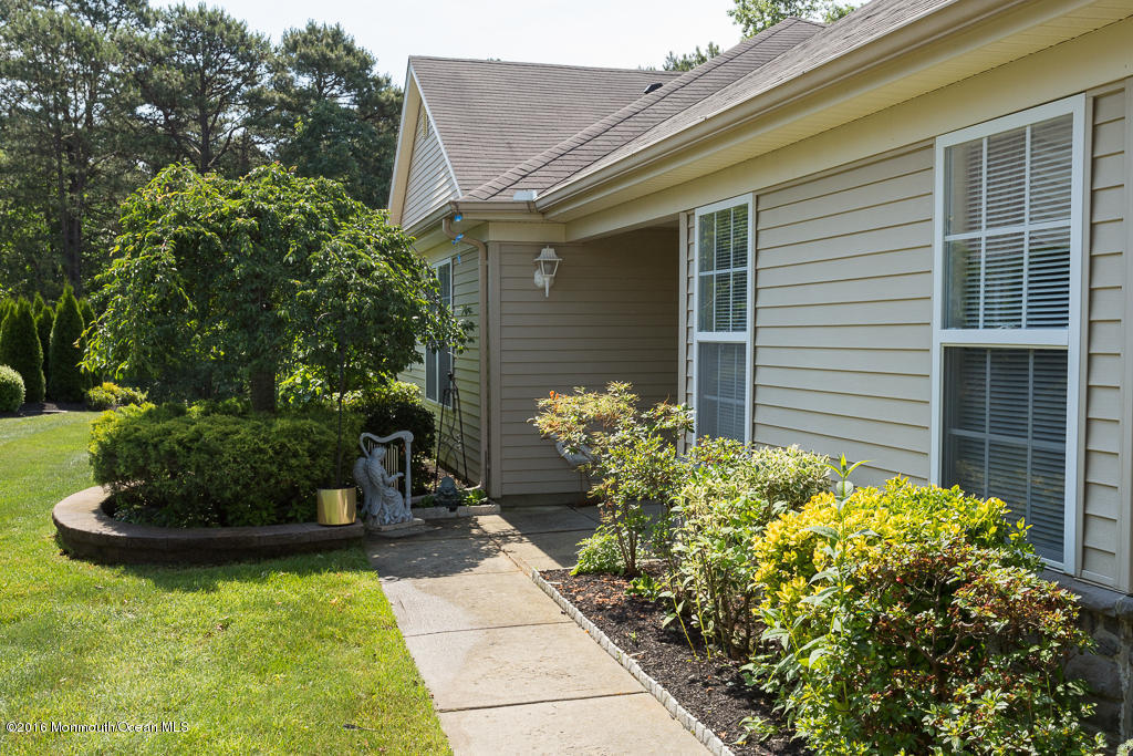 9 Valley Stream Ln