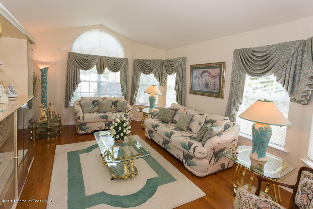 9 Valley Stream Ln