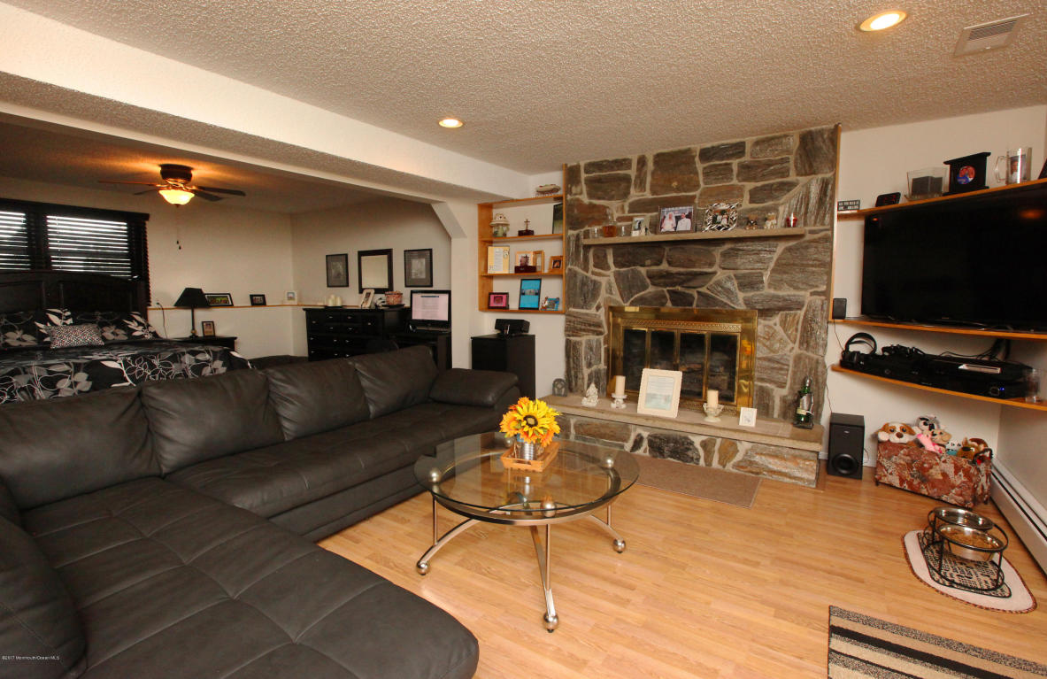 7 Lisa Dr