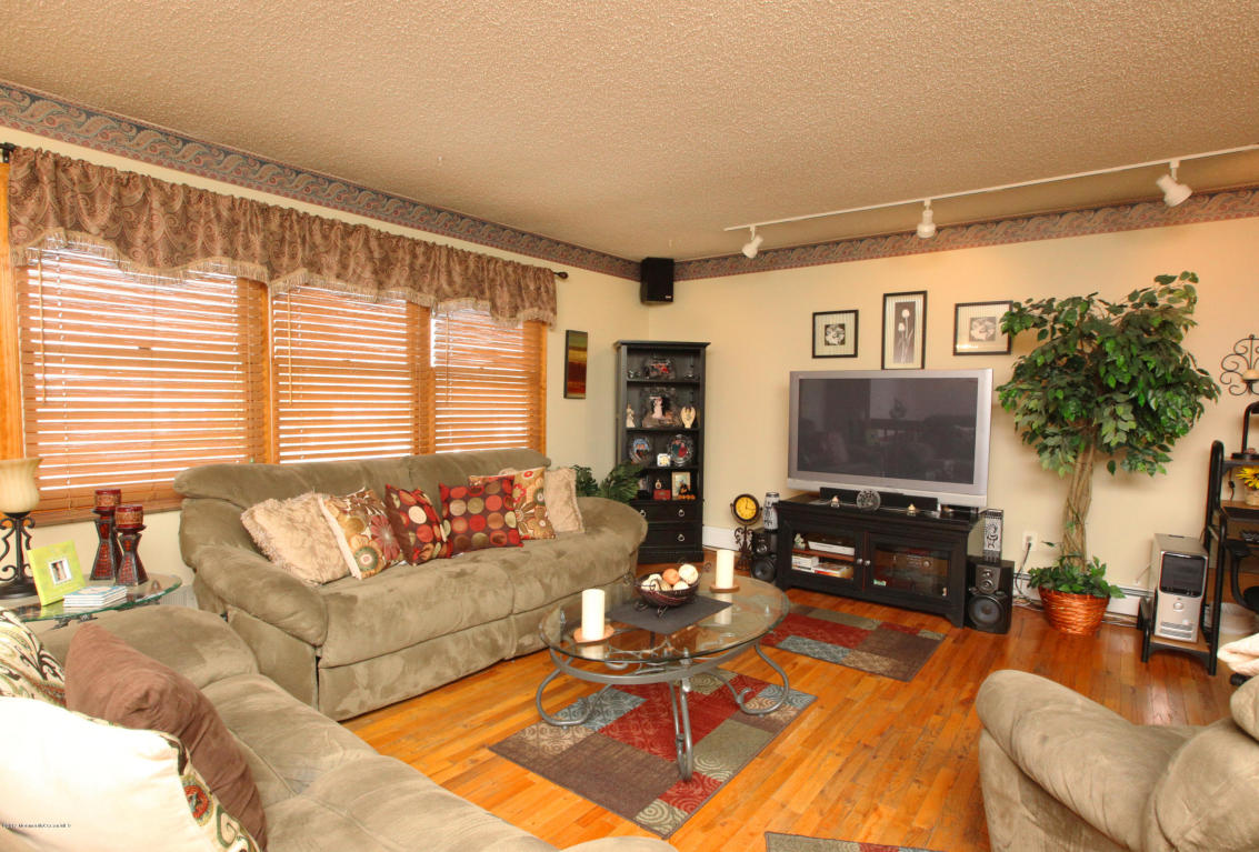 7 Lisa Dr