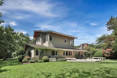 718 Schoolhouse Rd