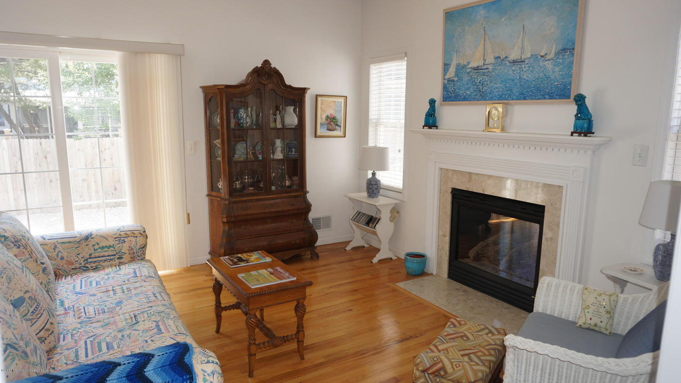1858 Eileen Way