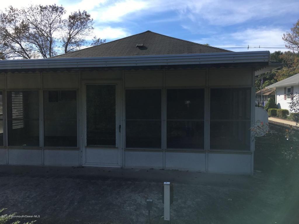 126 Bay Ave