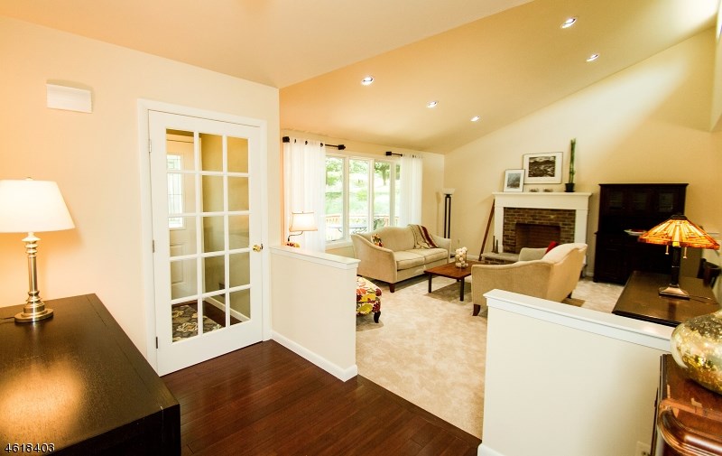 13 Hunts Mill Rd Clinton, NJ 08809