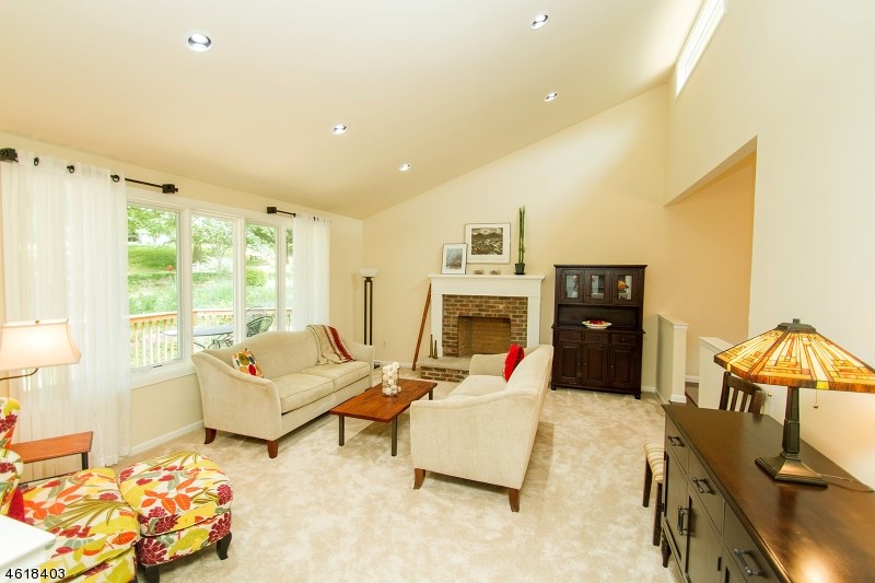 13 Hunts Mill Rd Clinton, NJ 08809