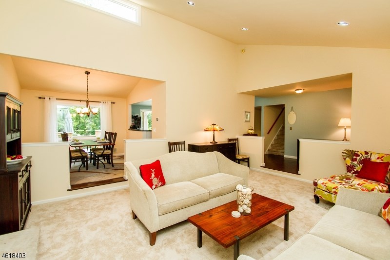 13 Hunts Mill Rd Clinton, NJ 08809