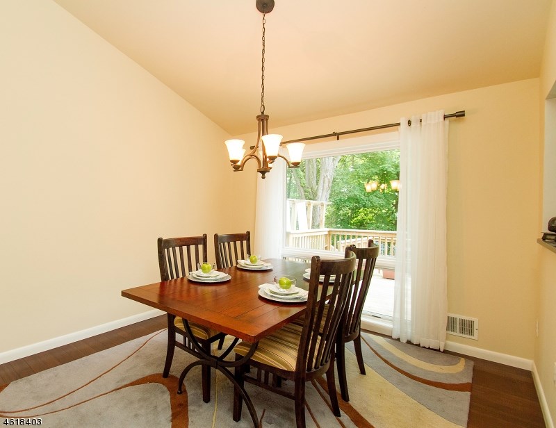 13 Hunts Mill Rd Clinton, NJ 08809
