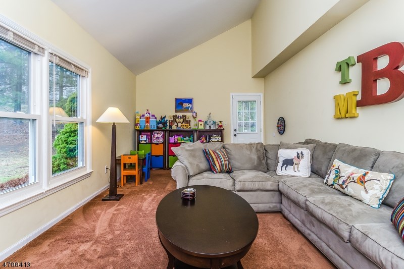 11 Cross Creek Dr