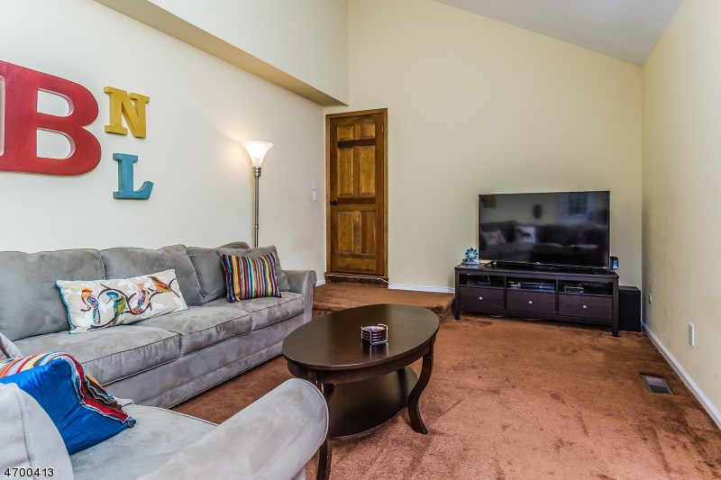 11 Cross Creek Dr