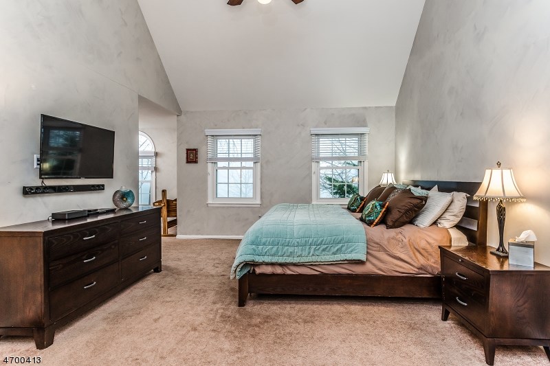 11 Cross Creek Dr