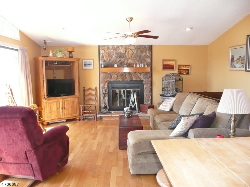 175 E Main St