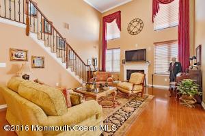 16 Riviera Dr