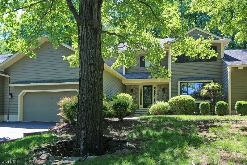 For Sale: 7 Hunters Cir Lebanon, NJ 08833