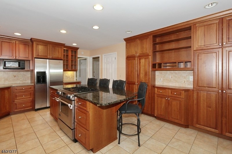 For Sale: 7 Hunters Cir Lebanon, NJ 08833
