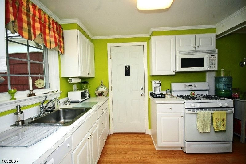 For Sale: 3 Goodale Cir New Brunswick, NJ 08901